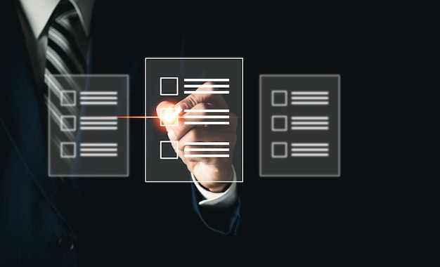 ビジネスマンがオンラインでアンケートフォームを記入しテストの質問に答えるチェックボックス付きのアンケートアンケートフォルムのコンセプト 教育の未来技術と学習コンセプト
