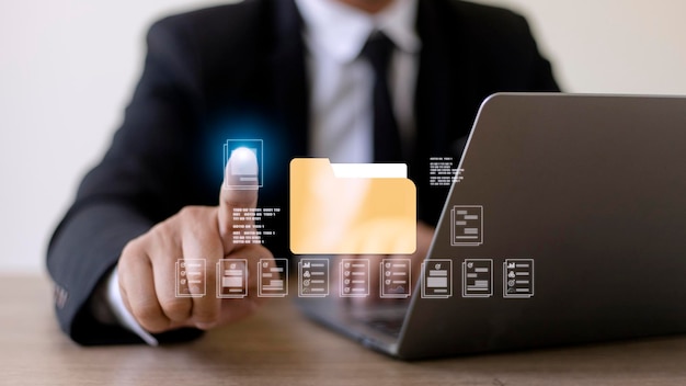 Голограмма цифрового устройства касания пальца бизнесмена с иконками офисных документов и двоичным хранилищем информации о личных данных в онлайн-базе данных Концепция облачного сервиса