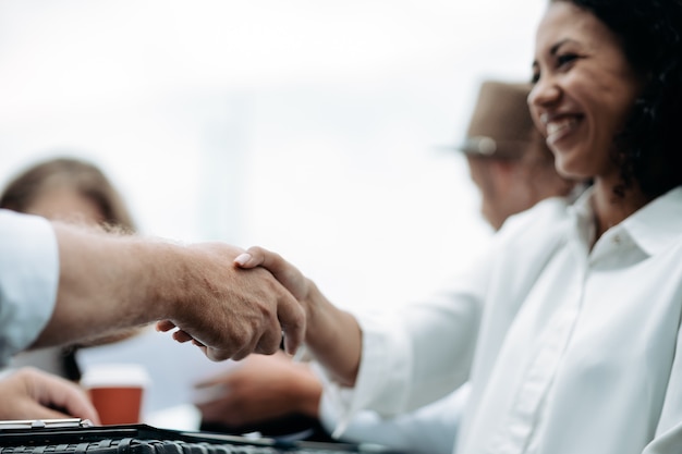 Photo businessman firmly shaking the hand of his business partner closeup