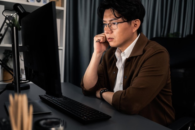 Photo businessman focusing computer business plan report over late night infobahn