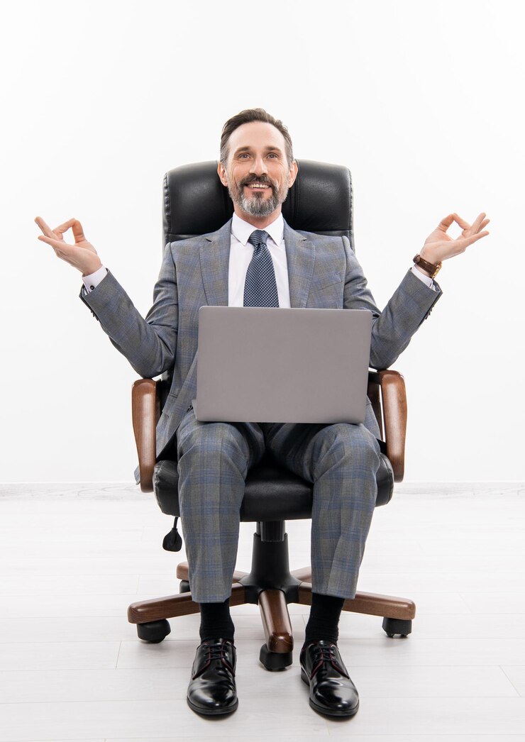 Photo businessman freelancer rest in office do meditation business success businessman communication on computer freelancer working online freelance blogger remote freelance working