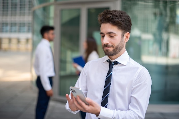 Uomo d'affari davanti a un gruppo di colleghi concetto di lavoro di squadra