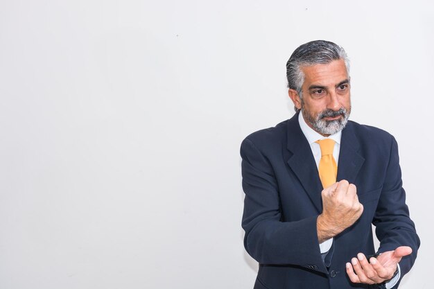 Photo businessman gesturing against white background