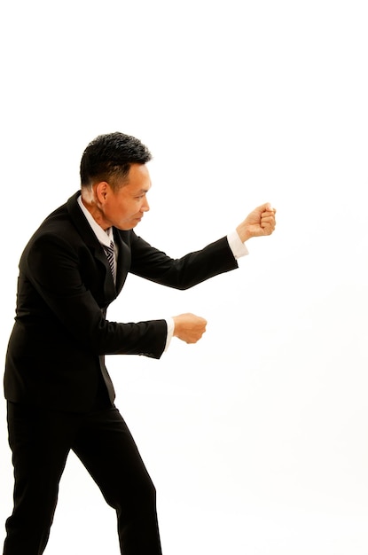 Foto uomo d'affari che fa gesti in piedi su uno sfondo bianco