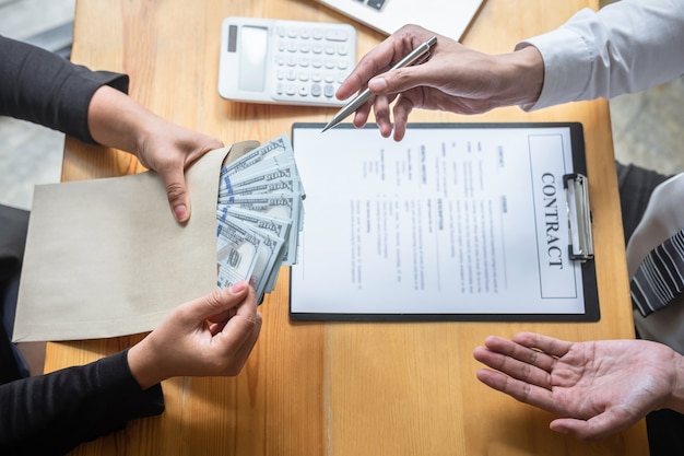 Photo businessman giving an envelope to businessman