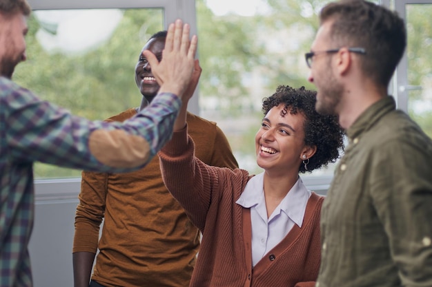 Photo businessman giving high five to his partner in office