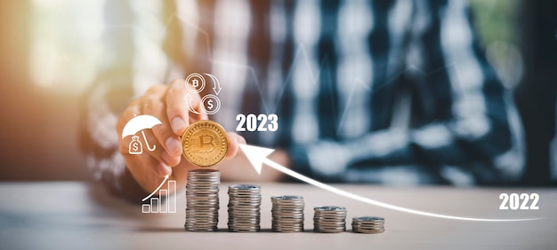 Бизнесмен держит в руке биткойн как часть бизнес-сети и стрелки 20222023 концепция идей криптовалюты биткойн и диаграмма виртуальной финансовой диаграммы Цифровой символ новой виртуальной валюты
