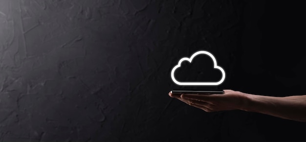 手のひらにクラウド コンピューティングの概念を持っているビジネスマン手バックアップ ストレージ データ インターネット ネットワークとデジタル共有グローバルと技術の概念