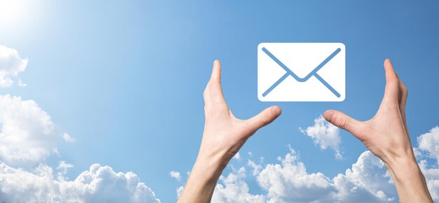 Icona dell'e-mail della tenuta della mano dell'uomo d'affari, contattaci tramite e-mail di newsletter e proteggi le tue informazioni personali dalla posta indesiderata. il call center del servizio clienti contattaci concetto.