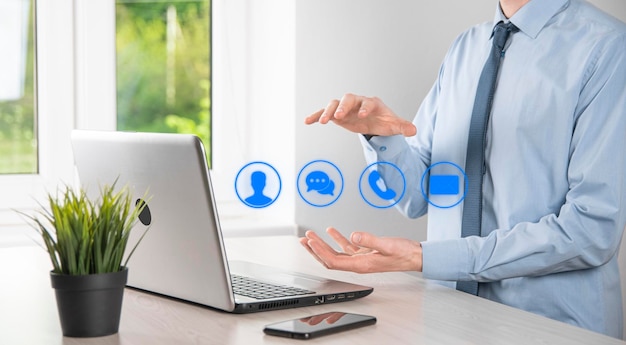ビジネスマンの手持ち、アイコン電話、メール、電話、メッセージ、投稿、人、ユーザーを押します。カスタマーサービスコールセンターお問い合わせコンセプト。バナー、コピースペース。お問い合わせ方法。