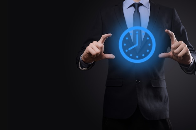 La mano dell'uomo d'affari tiene l'icona dell'orologio delle ore con la freccia. esecuzione rapida del lavoro la gestione del tempo lavorativo e il tempo lavorativo sono concetti di denaro.