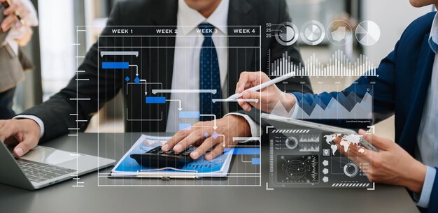 사진 사업가 손 프로젝트 매니저 작업 및 업데이트 작업 및 gantt 차트 스케줄링 스마트 폰 태블릿 및 노트북과 함께 현대 사무실의 가상 다이어그램