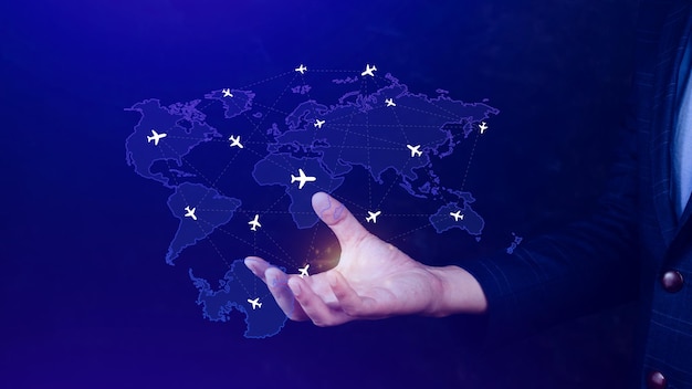 비즈니스맨 손으로 비행 예약 네트워킹 손으로 가 ⁇ 운 파란색 세계 지도 비행 노선 비행기 교통 개념