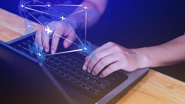 ビジネスマン手押しフライト予約ネットワーキング手押し水色世界地図飛行ルート飛行機交通コンセプト