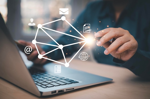 ラップトップとペンを使用して仮想画面に触れるビジネスマンの手連絡先アイコンの電子メールとアドレス連絡先またはカスタマーサポートホットラインの人々は、インターネットwifi電子メール電話でライブチャットを接続します