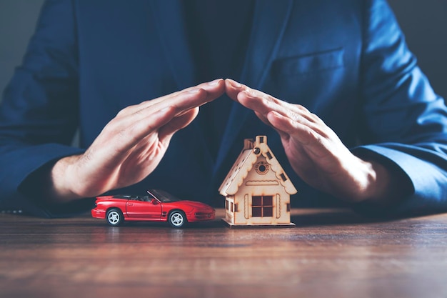 Photo businessman hands house with car model