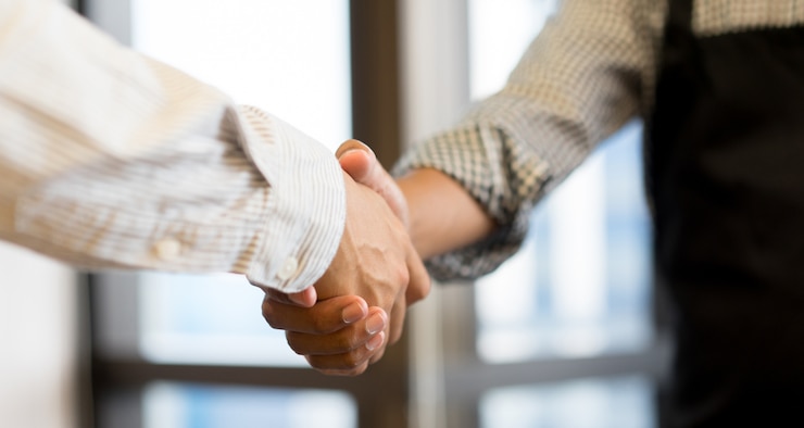 Photo  businessman handshake with partner for successful