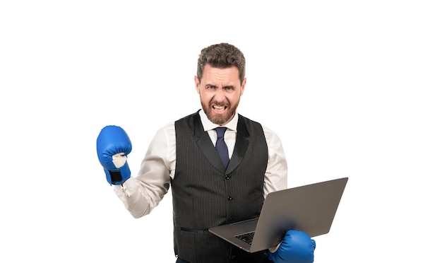 Бизнесмен ведет онлайн-разговор, злой босс держит ноутбук в боксёрских перчатках, управление гневом, киберзапугивание, угрозы в социальных сетях, спортивные ставки и азартные игры онлайн