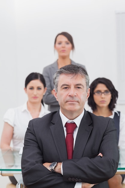 Photo businessman and his team taking a break