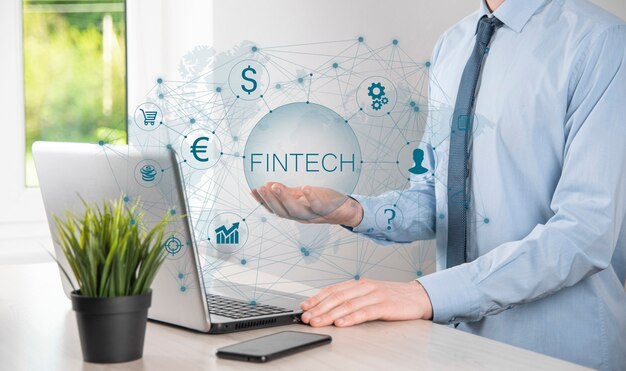 Бизнесмен удерживайте Fintech -financial технологий concept.Business инвестиционно-банковских платежей. Инвестиции в криптовалюту и цифровые деньги. Бизнес-концепция на виртуальном экране.