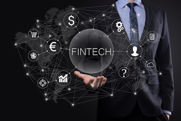 사업가는 Fintech-금융 기술 개념을 보유하고 있습니다. 비즈니스 투자 은행 결제입니다. 암호화폐 투자와 디지털 화폐. 가상 화면에 비즈니스 개념입니다.