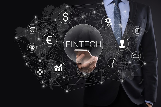 사업가는 Fintech-금융 기술 개념을 보유하고 있습니다. 비즈니스 투자 은행 결제입니다. 암호화폐 투자 및 디지털 화폐. 가상 화면에 비즈니스 개념입니다.
