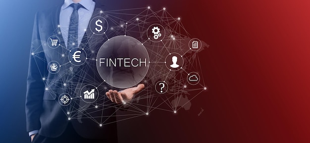 Foto imprenditore tenere fintech - concetto di tecnologia finanziaria. pagamento bancario di investimento aziendale. investimenti in criptovalute e denaro digitale. concetto di affari sullo schermo virtuale.