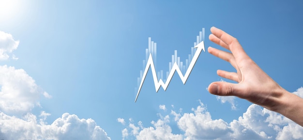 L'uomo d'affari tiene i dati di vendita e il grafico della crescita economica. pianificazione e strategia aziendale. analisi del trading di cambio. finanziaria e bancaria. marketing digitale tecnologico. piano di profitto e crescita.