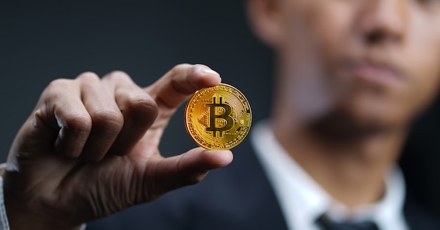 Imprenditore holding bitcoin. criptovaluta digitale