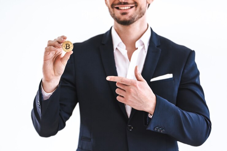 Photo 白い背景にビットコインを保持しているビジネスマン