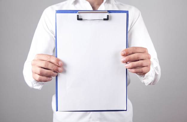 Photo businessman holding a blank clipboard.