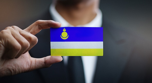 Foto uomo d'affari holding card of buryatia flag