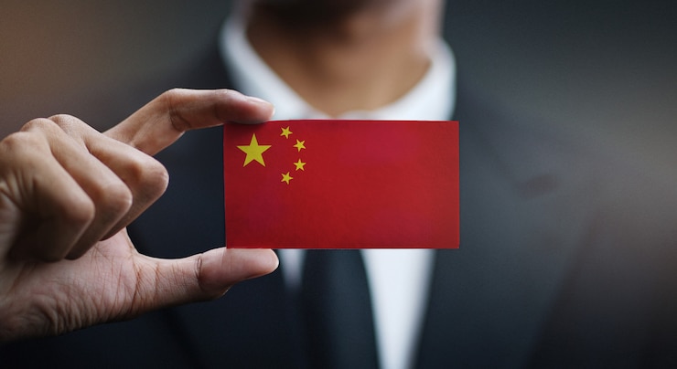 Photo businessman holding card of china flag