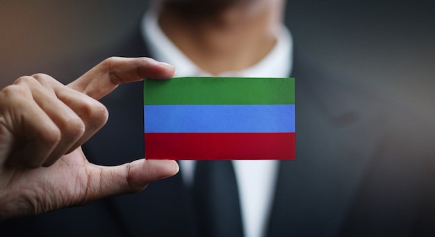 Uomo d'affari holding card della repubblica del daghestan flag