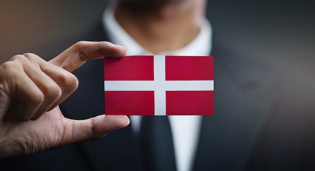 Foto uomo d'affari holding card of sovereign military order of malta flag