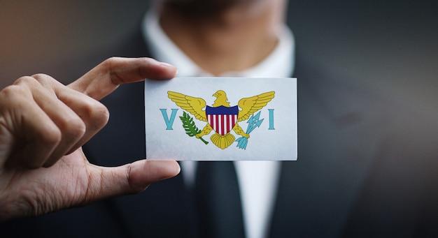 Foto uomo d'affari holding card della bandiera delle isole vergini degli stati uniti