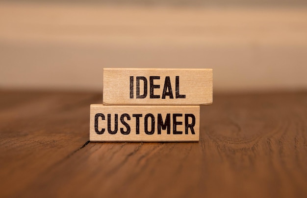 テキストIDEAL CUSTOMERが書かれたカードを握っているビジネスマン