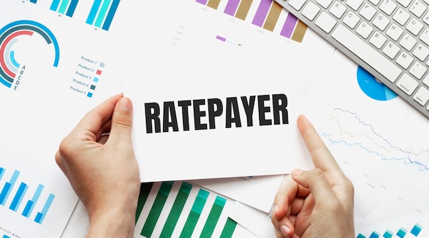 텍스트 RATEPAYER 카드를 들고 사업가입니다. 키보드, 다이어그램