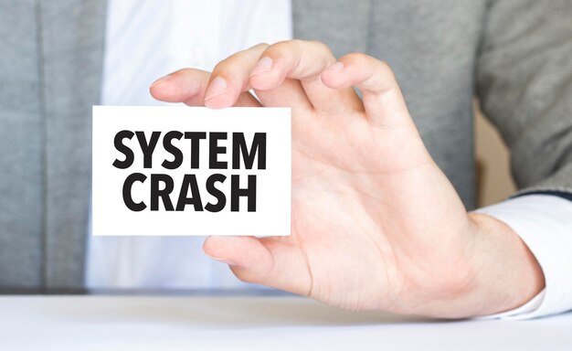 Photo businessman holding a card with text system crash