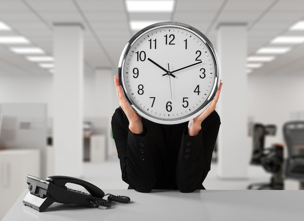Foto uomo d'affari che tiene l'orologio in testa, business clock concept
