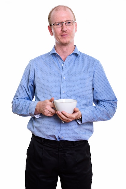 бизнесмен держит чашку кофе на белом