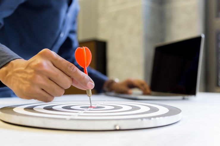 Photo businessman holding a darts aiming at the target center,business growth success concept.