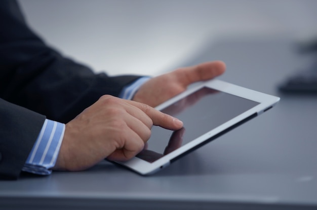 Photo businessman holding digital tablet in office