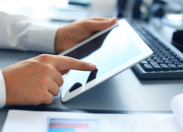 Photo businessman holding digital tablet