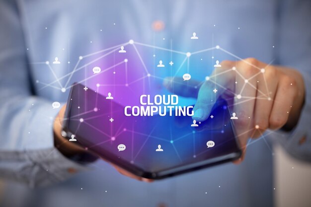 Бизнесмен с складным смартфоном с надписью CLOUD COMPUTING новая концепция технологии