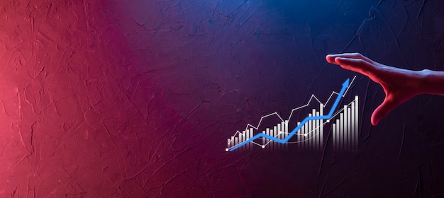 Uomo d'affari che tiene la crescita del grafico e l'aumento degli indicatori positivi del grafico nella sua attività