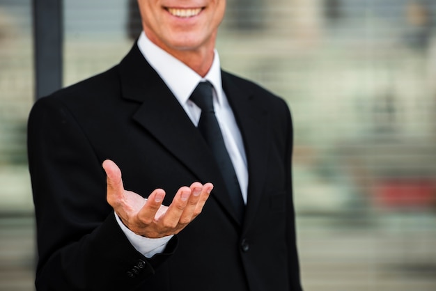 Photo businessman holding hand out close-up