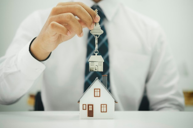 Photo businessman holding house keys