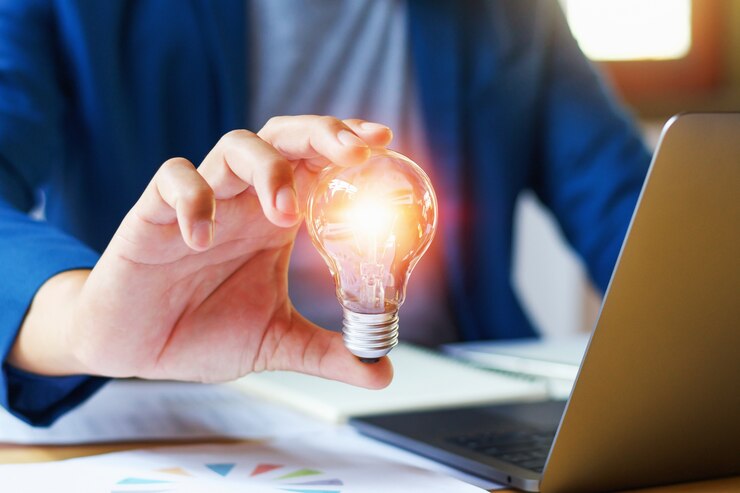 Photo businessman holding lightbulb in office
