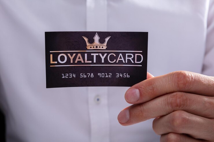Photo businessman holding loyalty card